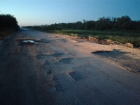 Убитую в хлам дорогу Цимлянск-Суровикино сняли на видео возмущенные автомобилисты 