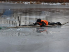 Пытаясь достать из воды утонувших рыбаков, спасатели провалились под лед в Волгодонске 