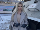 Ведущая рубрики «Блондинка за рулем» поздравила волгодонцев с 23 февраля