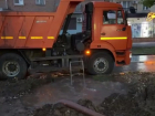 Настоящий фонтан: порыв на водопроводе затопил улицы Думенко и Ленина в Волгодонске 