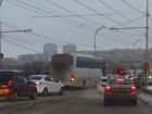Утренний коллапс на путепроводе: ДТП с автобусом спровоцировало масштабную пробку в Волгодонске
