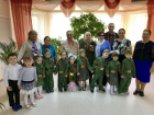 Маленькие герои поздравили волгодонцев почтенного возраста с Днем Победы