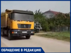 «Грузовики пылят и разбивают дорогу»: жители Волгоградской о доставке стройматериалов к третьему мосту