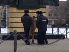 Полиция разгоняет молодежь на площади Победы: волгодончанку увели под руки