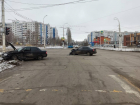 «Лада» протаранила забор после столкновения с иномаркой в Волгодонске