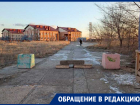 «Территория города, а городу нет дела»: спустя несколько месяцев подъезд к детскому саду «Лазорики» все еще напоминает автомагистраль