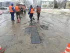 Им морозы не страшны: коммунальщики «латают» ямы на дорогах Волгодонска