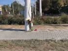 Волгодонцы несут цветы к месту гибели сбитых ночным гонщиком девушек на проспекте Строителей 