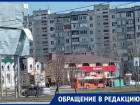 Под угрозой и люди, и машины: металлический лист опасно раскачивается на ветру в Волгодонске