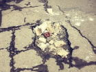 Водители начали самостоятельно заделывать ямы на дорогах Волгодонска