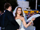 Танцующие невесты на Комсомольской площади восхитили Волгодонск