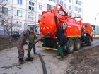 В Волгодонске оранжевый илосос вступил в борьбу с забитой ливневой канализацией