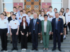 Школьникам Волгодонска в преддверии Дня Победы вручили паспорта 