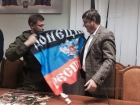 Глава ДНР Александр Захарченко вручил Олегу Пахолкову флаг республики