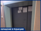 «Я молилась всем богам, чтобы не упасть»: жители высотки на Строителей боятся разбиться в громыхающем лифте