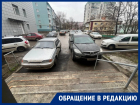 Жильцы Ленина, 104 с трудом попадают в подъезд из-за припаркованных машин пациентов первой поликлиники