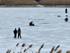 Наглые детишки, ночные рыбаки и один украденный знак: что происходило на льду Сухо-Соленовского залива в эти выходные