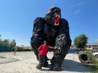 Пятиметровая черная горилла поселилась у шиномонтажника в Волгодонске
