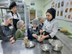 Школы Волгодонска могут остаться без поваров: работники «мигрируют» в фаст-фуды из-за низкой зарплаты
