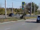 Велосипедист-нарушитель проехал по «зебре» на красный сигнал светофора