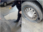 Яма «убийца» возле гипермаркета в Волгодонске лишила колес шесть автомобилей