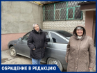 «Два года стоит и пугает!»: бдительные пенсионерки требуют убрать брошенный автомобиль со двора