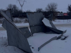 Сильнейший порыв ветра «взорвал» остановку в Волгодонске