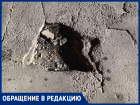 «Яма с каждым днем становится больше!»: автоледи просит заделать дорожную «прореху» возле медучилища