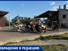 «Хочется обратиться к «тупорылым» родителям!»: волгодончанку шокировало поведение группы школьников на скутерах