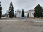 В Цимлянске перекрыли блоками площадь у Приморского парка
