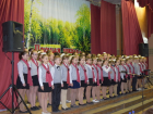 В Волгодонске хор учителей исполнил песню про коня, а школьники признались в любви к России