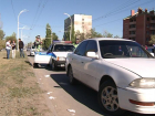 В Волгодонске пьяный водитель заперся в авто, кривлялся и демонстративно пил алкоголь на глазах у полиции