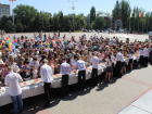 В Волгодонске испекли торт-гигант весом в 220 кг и длиной в 18 метров