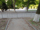 В Волгодонске заблокировали люки и перекрыли пешеходные дорожки турникетными ограждениями за 17 млн рублей