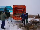 На борьбу с мусором на новом кладбище Волгодонска бросили новейший мусоровоз и вилы