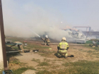 Крупный пожар уничтожил зимний запас сена в конном клубе в Волгодонске 