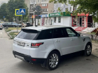 На улице 30 лет Победы неизвестный разбил лобовое стекло Range Rover 