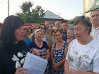 Старики и многодетные семьи почти неделю живут без воды в сорокоградусную жару в поселке Саркел Ростовской области