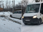 Ледяная яма на Химиков заблокировала проезд маршруткам и машинам