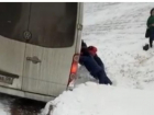 Пассажиры вытолкали слетевшую с трассы Волгодонск-Элиста маршрутку