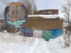 «Вместо окон - одеяла»: волгодонец 10 лет живет в заброшенном здании в обществе собак 