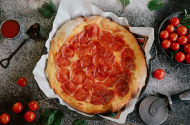 Неаполитанская пицца в дровяной печи в «Папа Пицца» - 