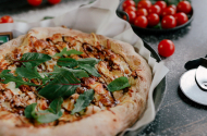 Неаполитанская пицца в дровяной печи в «Папа Пицца» - 