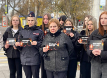 «Мы были в шоке все»: к стихийному мемориалу на месте гибели Оли и Насти их однокурсники и преподаватель возложили цветы