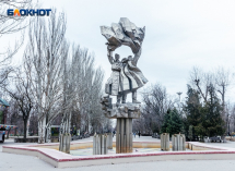 Где в Волгодонске солдаты стоят на обломках свастики