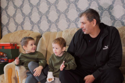 Беда не сломила: отец-одиночка продолжает бороться за здоровье сына, получившего во время пожара 70%  ожогов тела