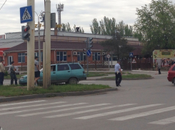 В Волгодонске на перекрестке Гагарина-Энтузиастов столкнулись ВАЗ и иномарка