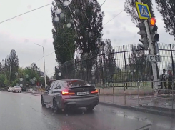 Проехавшую на красный свет на Степной дерзкую автоледи за рулем БМВ из Аксая удалось задержать