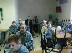 В Волгодонске бездомным рассказали о ПДД и подарили светоотражающие значки