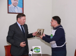 Мэру Волгодонска как «защитнику народных интересов» подарили икону Ильи Муромца